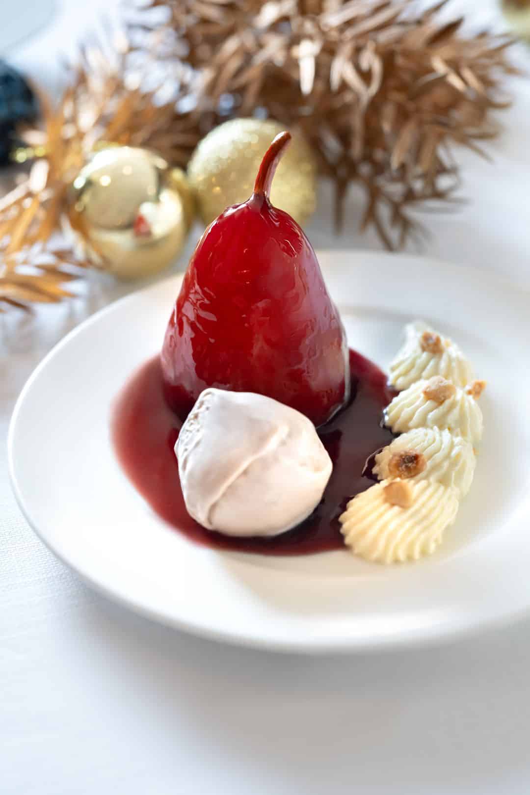 Poire pochée, vin rouge et épices, glace aux marrons © Fabbio Galatioto (1)