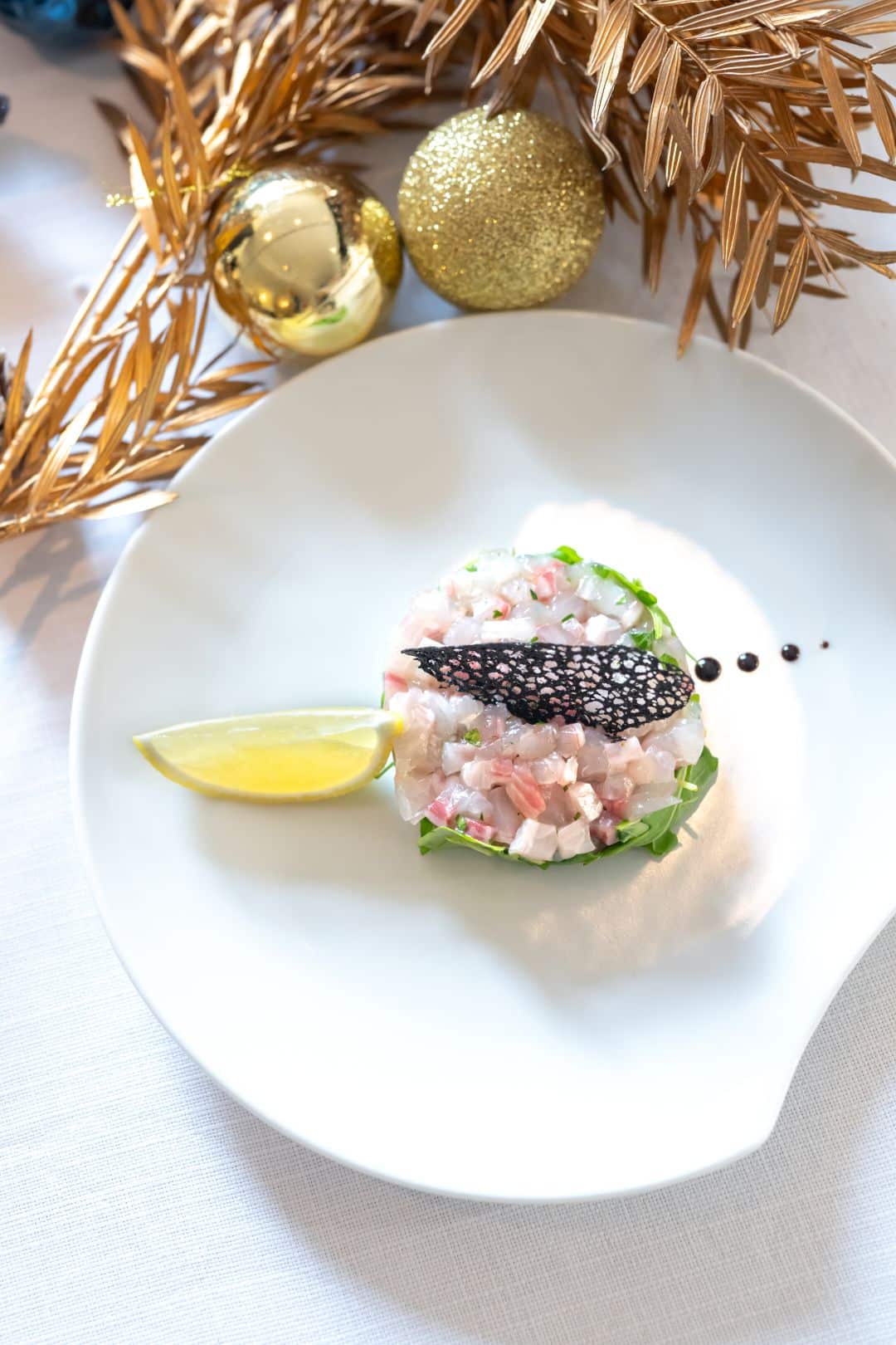 Tartare de daurade, citron de Menton et tuile à l’encre de seiche © Fabbio Galatioto (1)